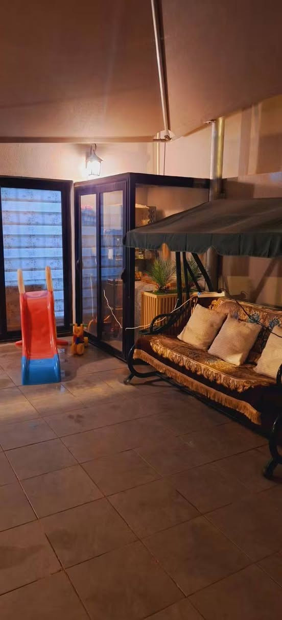 🏠 بيت للبيع - 200 متر طابو صرف
📍 مجمع اللؤلؤة - منطقة الحر - بالقرب من المستشفى التركي - كربلاء

مواصفات البيت:
• المساحة: 200 متر مربع طابو صرف • 3 غرف نوم • صالة كبيرة • استقبال • مطبخ حار + مطبخ بارد • 3 صحيات داخلية • حديقة أمامية + حديقة خلفية • كراج سيارة 
البيت بناء نظيف وجاهز للسكن، موقعه مميز داخل المجمع وقريب على كل الخدمات والمستشفى التركي.

للاستفسار والتواصل:
📞 ***********
متوفر واتساب والماسنجر مفتوح

#بيوت_للبع #كربلاء #الحر #مجمع_اللؤلؤة #
