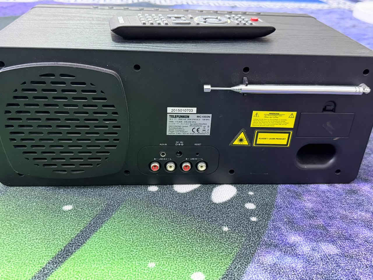 سبيكر للبيع ***********

هذا الجهاز هو عبارة عن نظام صوتي منزلي مدمج وعمودي (Vertical Micro Hi-Fi / Sound System) من شركة Telefunken العريقة.
تفاصيل الجهاز:
 النوع والتصميم: جهاز ترفيهي منزلي بتصميم عصري أنيق بواجهة زجاجية سوداء لامعة، ومزود بقرص دائري كبير للتحكم بالصوت (Volume/Control Knob)، وفتحة أمامية لإدخال الأقراص (CD/DVD)، بالإضافة إلى شاشة عرض رقمية (LED Display) تظهر معلومات التشغيل.
 المميزات والاستخدامات:
 يدعم تشغيل الوسائط المتعددة مثل أسطوانات CD / DVD.
 يحتوي غالباً على مكبرات صوت ستيريو مدمجة، ويدعم الاتصال اللاسلكي (البلوتوث)، ومنافذ USB لتشغيل الملفات الصوتية أو التسجيل، وراديو FM، ومداخل لتوصيل الأجهزة الخارجية (AUX) أو الميكروفونات.
 يمكن وضعه على الطاولة أو تثبيته على الحائط بفضل تصميمه النحيف الموفر للمساحة.

