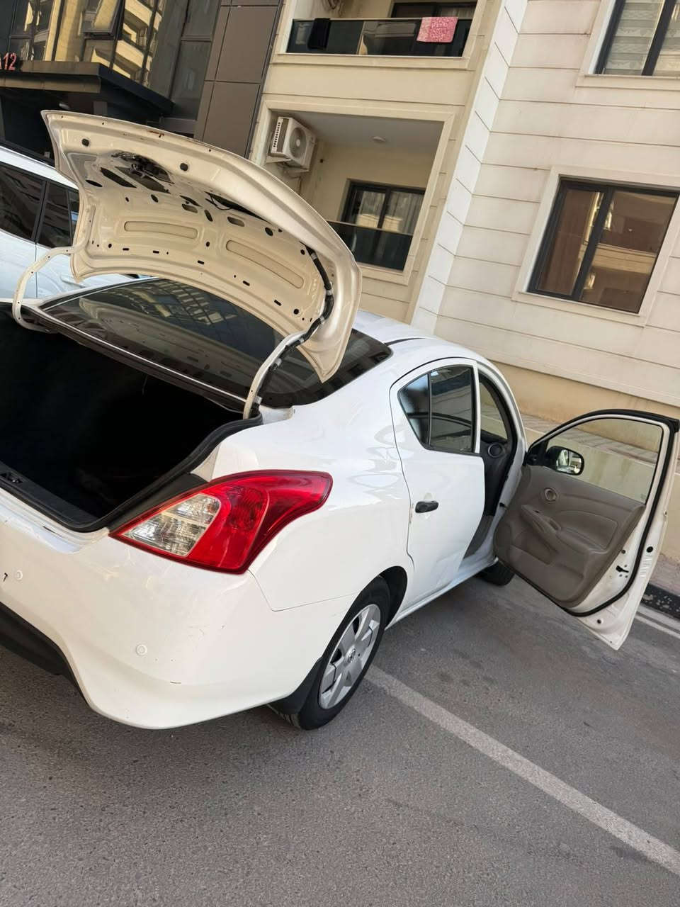 السلام عليكم نيسان سني الهندي ٢٠١٩ بليته زركه محرك مكفول كير مكفول السياره مكفوله من ضربه وصبغ فقط بيها قطعه وحدة بارد 
  ماشيه ١٦٦ الف وقابله للزياده تبريد ثلج + تدفئه
*********** 
السعر ٩٥
