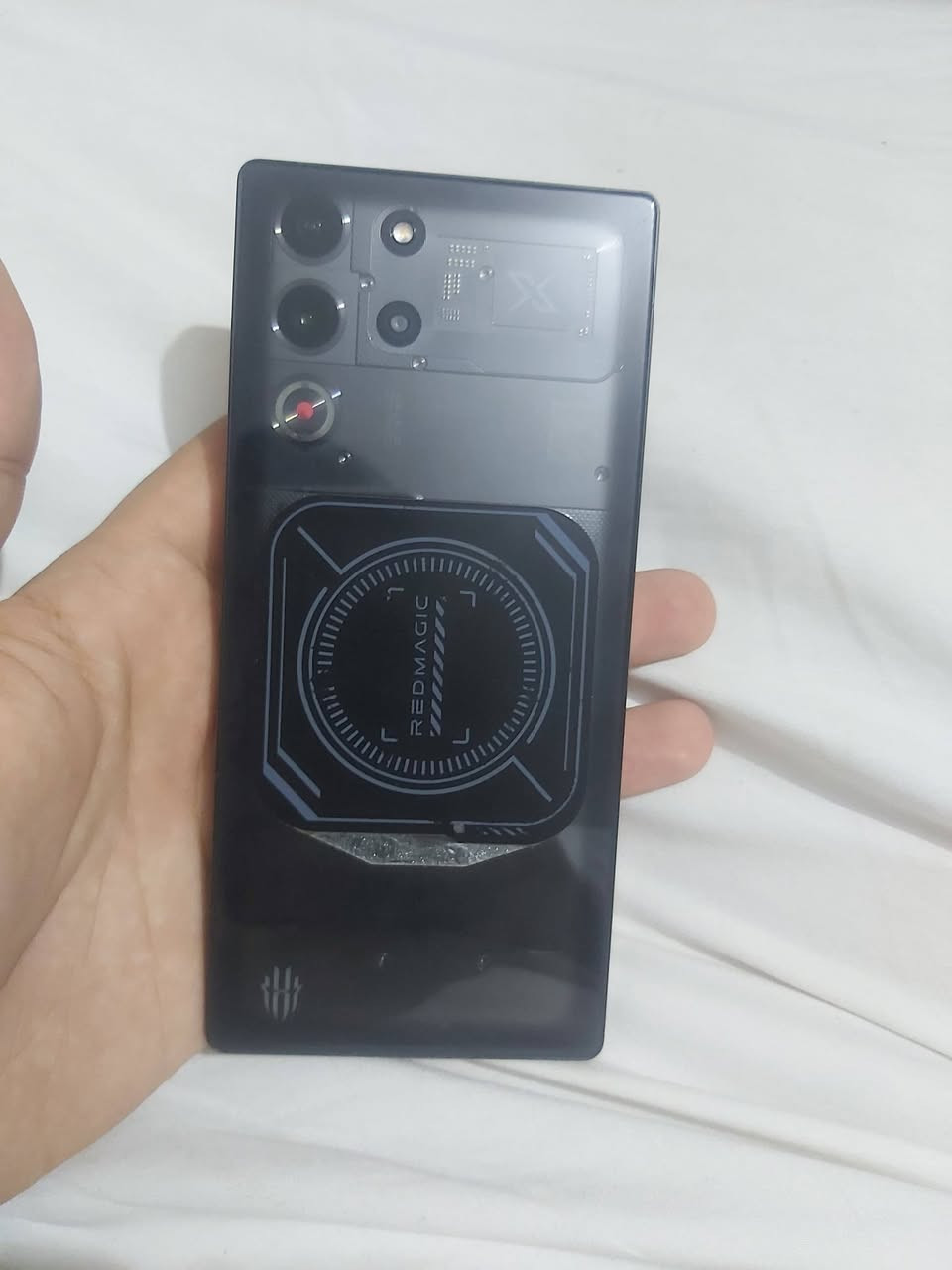 السلام عليكم Red magic10 pro512
ريد مجك 10 pro ذاكرة 512 رام 16+12 الجهاز وحدة بدون شاحنة بي فطر بلكلاس الخارجي للشاشة يعني ماواصل للشاشة الرئيسية وممأثر على اي شي بلجهاز مشحون 330 مره كلشي شغال بي مابي اي مشاكل فقط ضرر الموضح بلصور 

السعر 580 فقل توصيل موجود 
تواصل خاص مفتوح او واتساب او اتصال / ***********
