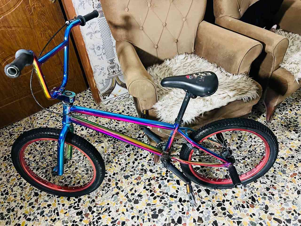 سلام عليكم بايسكل سبع الوان اصلي للبيع اشتريته قبل شهر وما مستخدم كلش قليل ب 125 وبي مجال مكاني بغداد جسر ديالى ***********
