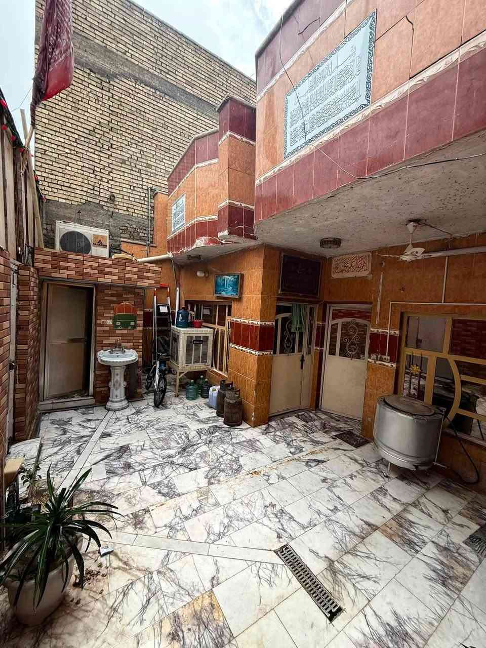 بيت مساحة 144 متر طابق ونص
3 غرف
استقبال
صالة 
حمام غربي وشرقي
إضافة مخزن 
مدينة الصدر قطاع 32 أول فرع ع شارع جوادر 
قريب ع سوق مستشفى مطاعم 
الاستفسار :*********** رقم مسجل واتساب

