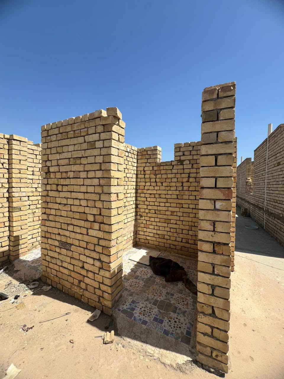 ‏السلام عليكم دونم البيع في النهروان قرب صيطره بشارع البزل الواجهيه 39ونص ونزال 65 مبني 400هيكل مسكف البيت سندويج ما عده الستقبال وصاله ضيوف واصله كهرباء   تاسيس  ماي ومجاري  بي 3غرف نوم 4في 5 وصاله داخليه وصاله خارجيه 7في 7 وستقبال  4في 10 وكلدور وصحيات خارجيه وداخليه  ومطبخ حار بارد 4في 4 عقد 17  سعره 65وبي مجال  رقم الهاتف  ***********
