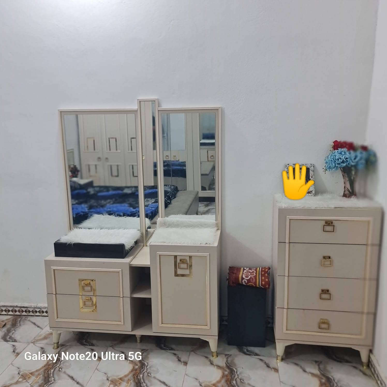 قرفه نوم للبيع تركي جديده مستخدمه شي قليل مكان لعنبكيه ناحيه سلام ستفسار خاص او وتساب ***********

نص مكتوب في الصور:
- Galaxy Note20 Ultra 5G