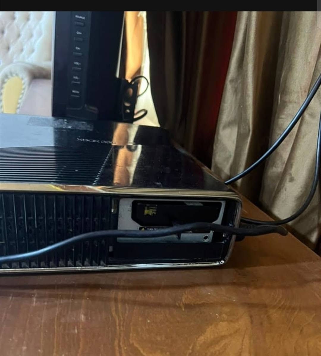 Xbox 360 نظيف بنظام ارورا السعر 100 وبي مجال قليل واتساب فقط***********

