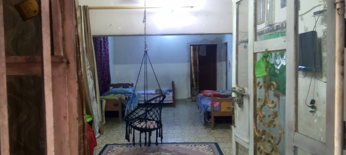 السلام عليكم بيت   للبيع في الزعفرانية دور الشرطة قرب مدرسة  السلام طابو صرف ع شارع العام   محلة 970 المساحة 100م. 5/20للاستفسار الاتصال على الرقم ***********

