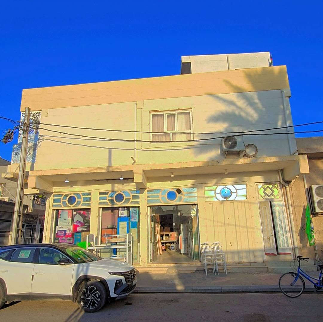 عقار تجاري للبيع بنايه طابو صرف والسقف الأول والثاني صب كونكريت المساحه ١٥٠متر ركن مجارو حجي ياسن خلف حسينيه القديمه 
الطابق الأول  :- قاعه كبيره مفتوحه تحتوي عله محلات ٧ 
والطابق الثاني  :- بيت كامل يتكون من غرفتين ٤×٥ نوم  + صاله كبيره + ومطبخ + وستقبال + صحيات عدد ٢ وشرفه عله عرض البنايه السعر ٣٧٥ وبيهه مجال بسيط 
العنوان  :- واسط قضاء الزبيديه @إشارة 
الموبايل  :- ***********

