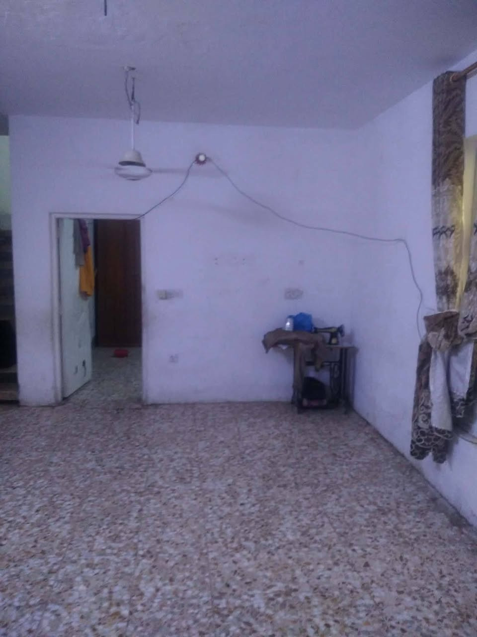 حي النداء منطقة ال59 منطقة المدارس
المساحه 200متر
ثلاث غرف نوم
صاله ومطبخ واستقبال 
صحيات داخليه و خارجيه طابق ونص 
ساحه سياره وحديقه بناء طابوق معمل سماوه 
نقص تشاريف فقط 
كونكريت مسلح بناء جناي على ادينه 
تفاصيل
