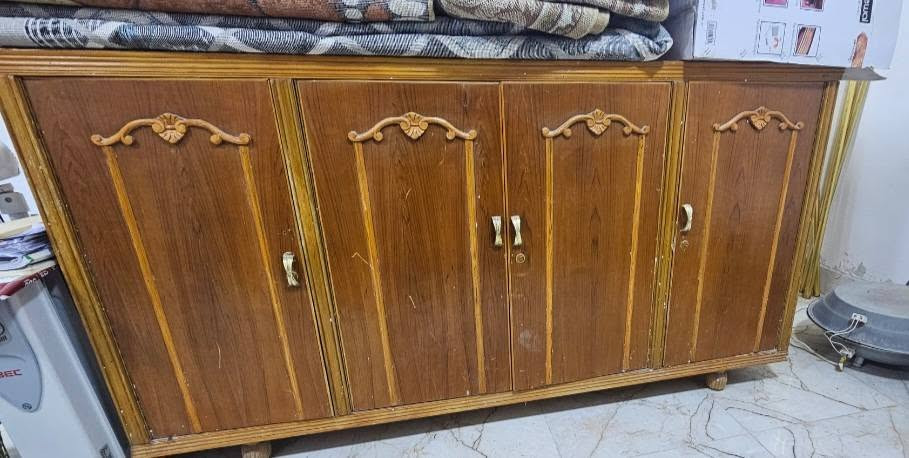 غراض مستعمله للبيع.
البوفيه بسعر 100
الطخم بسعر 400 الف
الغرفه بسعر مليون دينار 
الكاونتر بسعر 500 الف 
و بيهم مجال ولشراي يتصل على الرقم التالي ***********
