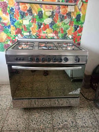طباخ مصري ماركة يويفرسال نضيف وشغال ٥ عيون ناره زركه وعاليه ب٢٠٠ مكانه...