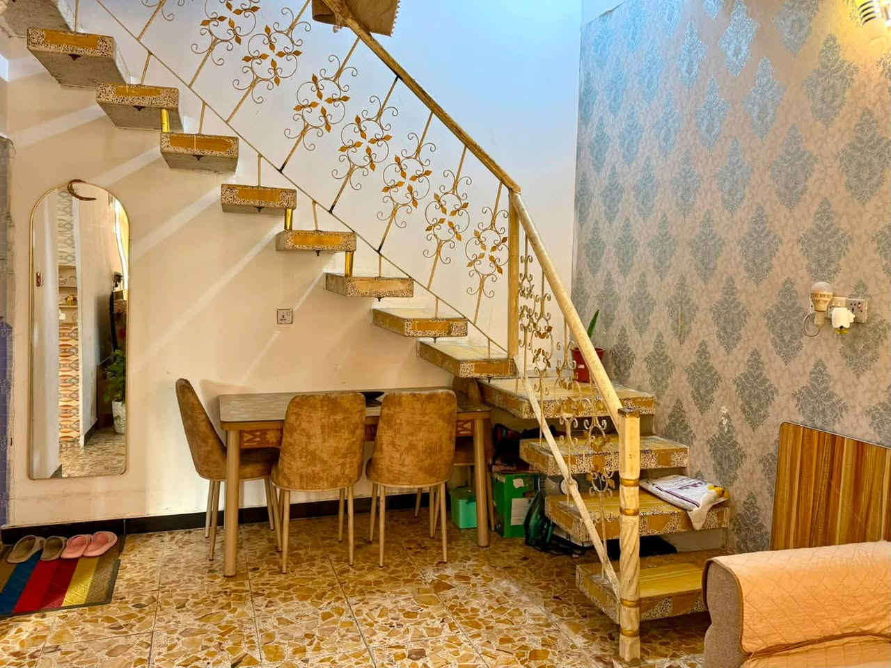 السلام عليكم
٥٠ متر للبيع
الطابق الاول هول ومطبخ وحمام + منور
الثاني غرفتين + بيتونه 
السطح شتايكر
العنوان كميره بدايه قريه صبر
للأستفسار ***********
