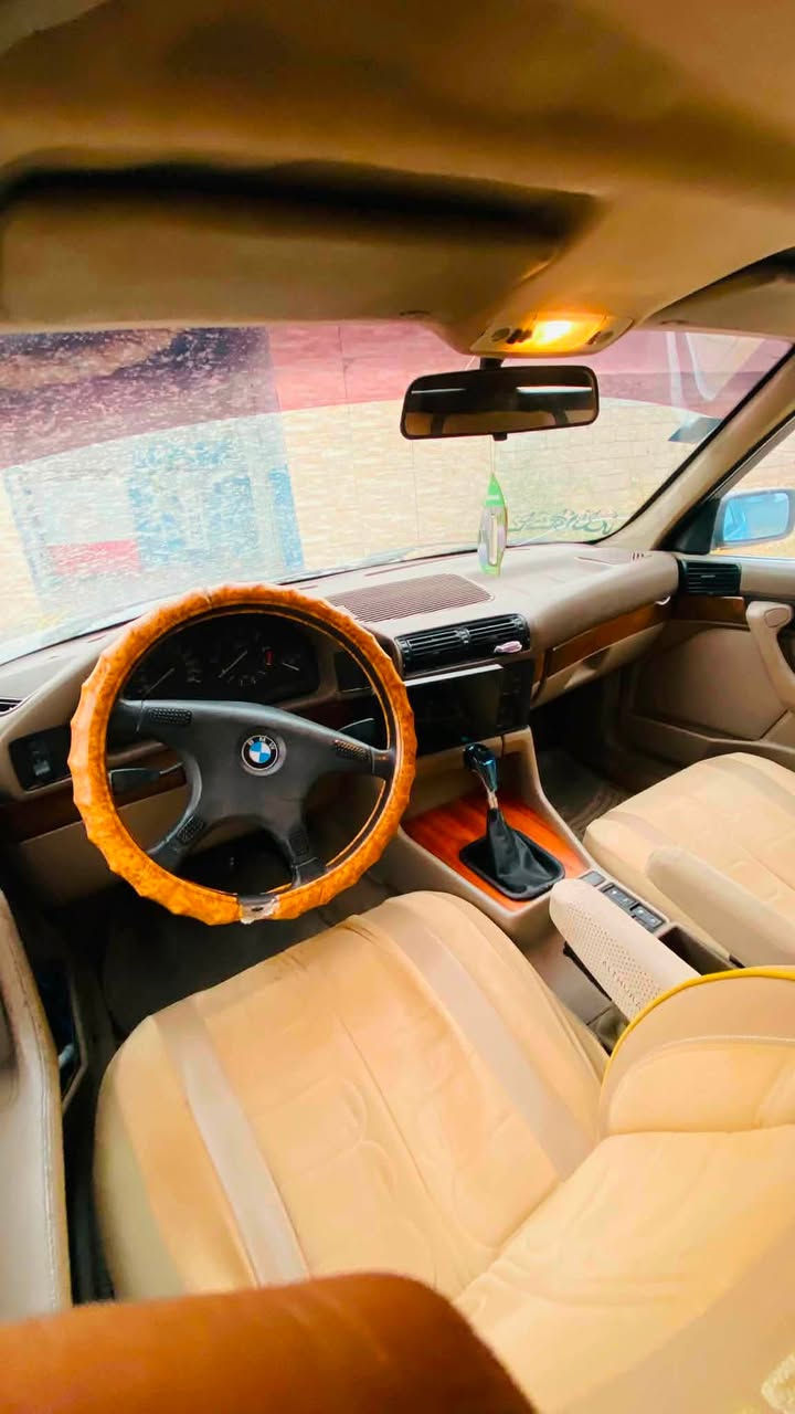 سياره bmw 525 سته سلندر منضومه غاز
كير عادي ومحرك شرط
تبريد وي سويج 
كشنات كهرباء
تجوات راس كهرباء 
صبغ عام فقط 
بدون ضربه 
موديل 1989 بجم عريض محدث 90 
كزوز رياضي 
شاشه وكامره
***********
