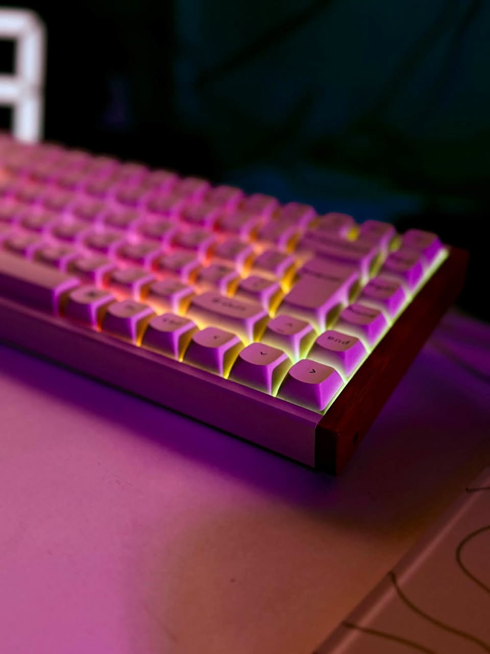 ست اب للبيع

السلام عليكم

Gaming Setup كامل للبيع بحالة مرتبة جداً، والقطع مختارة بعناية.

🖥️ PC SETUP

CPU: AMD Ryzen 7 7700
Motherboard: GIGABYTE X870
GPU: Sapphire NITRO+ Radeon RX 9070 XT — أعلى نسخة
RAM: 32GB DDR5 6400MHz Manta
SSD: 1TB M.2 NVMe — جديد وغير مستخدم
CPU Cooler: 360mm AIO Liquid Cooler
PSU: RIUX 850W 80+ Gold — Full Modular
Case: DARKFLASH DY470
Custom Fans مرتبة
AsiaHorse Cable Management / Sleeved Cables

سعر الـPC فقط: 3,150,000 IQD

ومتوفر تبديل المعالج إلى AMD Ryzen 7 7800X3D مع دفع فرق السعر.

⸻

🖥️ MONITORS

Redmi G Pro

27-inch
2560×1440 QHD — 2K
Mini LED
180Hz Refresh Rate
1152 Local Dimming Zones
2000 nits Peak Brightness
hdr 2000
100% sRGB
100% DCI-P3
1ms Response Time
شاشة Gaming احترافية بألوان وتباين عاليين

السعر: 340,000 IQD

MSI

27-inch
2560×1440 QHD — 2K
IPS
180Hz Refresh Rate

السعر: 220,000 IQD

⸻

🎮 ACCESSORIES

MTS 3KVA Online UPS — 350,000 IQD
Professional White Glass Mouse Pad — 50,000 IQD
Glorious Model D 2 Wireless Mouse — 100,000 IQD
Pulsar V4 Medium Mouse — 100,000 IQD
Keychron Wooden Magnetic Mechanical Keyboard — 130,000 IQD
HyperX Cloud III Wireless Headset — جديد، غير Open Box — 130,000 IQD
Xbox Controller — جديد وغير مستخدم —  100,000 IQD
عدد 2
⸻

🪑 الميز والكرسي

الكرسي: مرتب ومريح  ستنكر— 150,000 IQD
الميز: عملاق حرف L، العرض مترين والعمق 122 سم، تفصيل خاص — 250,000 IQD

⸻

💻 MINISFORUM MINI PC

MINISFORUM AI Mini PC

CPU: AMD Ryzen 7 8745HS
GPU: AMD Radeon 780M
RAM: 16GB DDR5 5600MHz
SSD: 512GB M.2 PCIe Gen4
الاستخدام: حوالي أسبوع فقط
كامل الملحقات
حالة مرتبة جداً

السعر: 600,000 IQD

⸻

🎯 DMA

DMA كاملة بكل تفاصيلها وملحقاتها

السعر: 500,000 IQD

اشتراك

كل القطع بعدهم بالضمان كامل العلب والتفاصيل استخدام بسيط
⸻

📍 الموقع: بغداد — حي الجهاد

للاستفسار والتواصل:

***********
***********

واتساب أو اتصال ما متواجد فيس.
