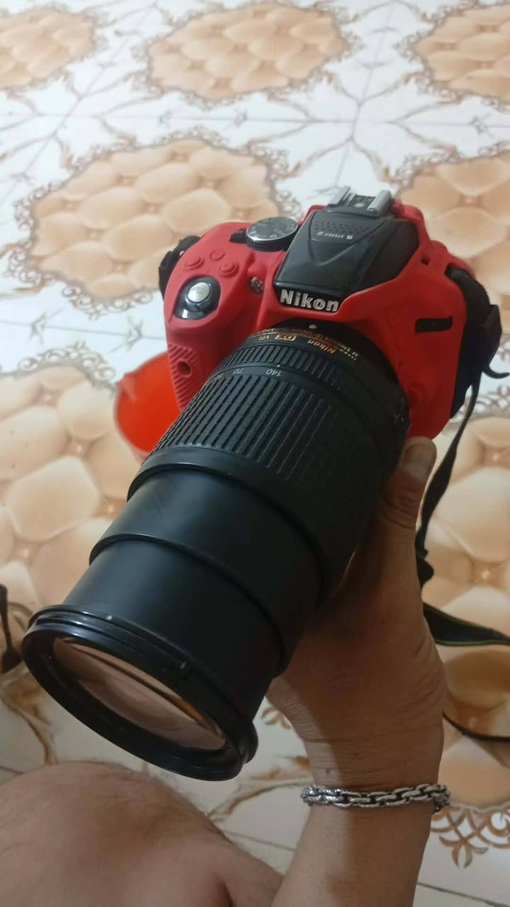سلام عليكم  كامره نيكون 5300 رام وحزام وشاحنه  ونقل صور  كامره نضيفه  راسني خاص ***********
