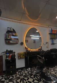 سيت ميز ومرايه ورفوف وكومدي استعمال شهر واحد كلش كلش نضيفات شخط مابيهن...
