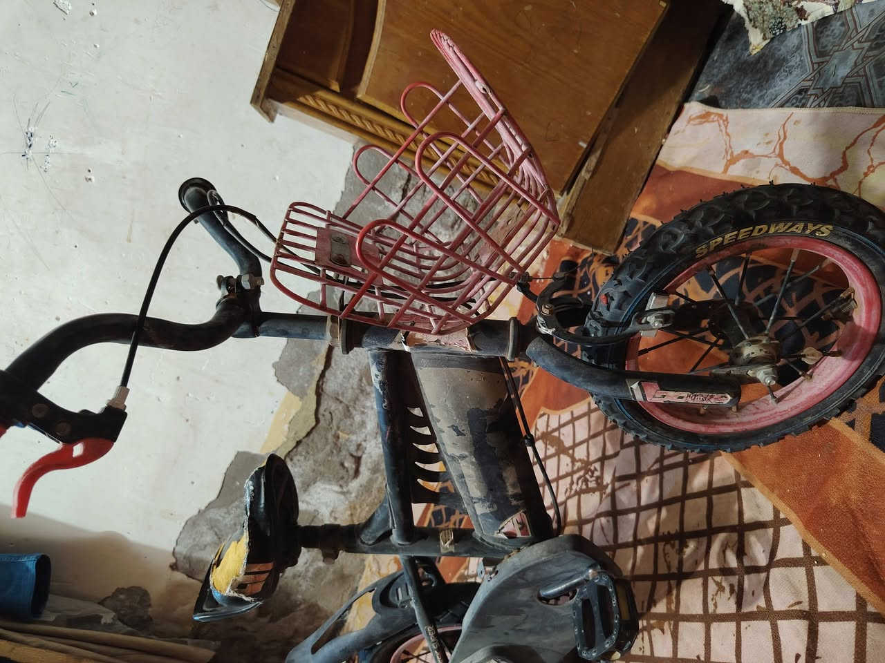 يالله باسكل مال اطفال للبيع عوزه بس تاير خلفي باقي الشغلات كله شغاله ابريكات كله شغاله سعره 13 الف 
***********
