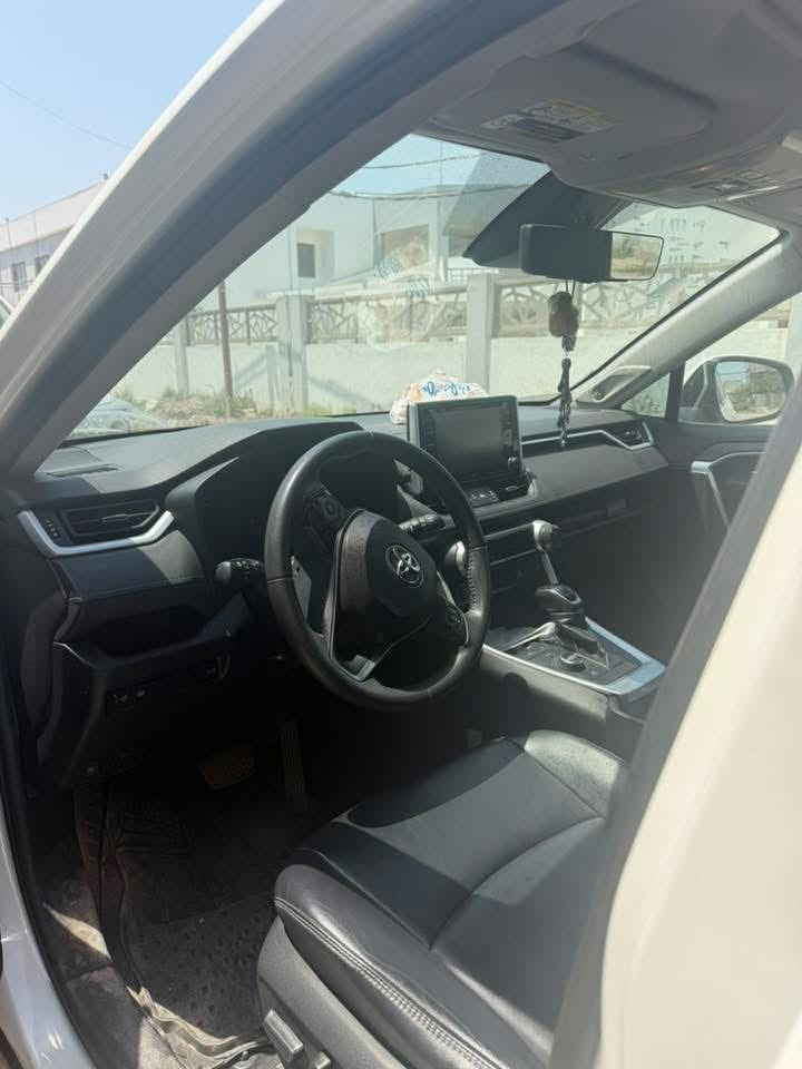 للبيع Toyota RAV4 Hybrid Limited موديل 2021 او مراوس بمارسيدس  c300
• فئة Limited (فل أوبشن)

• وارد أمريكي

• محرك وبطارية الهايبرد بحالة ممتازة

• حادث سابق تجميلي فقط (تبديل بونيد وبلادي) وتم الإصلاح بشكل احترافي

• السيارة نظيفة وجاهزة للاستخدام ولا تحتاج مصاريف

مميزات:

✓ اقتصادية جداً بالوقود

✓ مواصفات كاملة

✓ كاميرات وحساسات

✓ فتحة سقف

✓ مقاعد جلد

✓ تشغيل بصمة وميزة تشغيل عن بعد 

رقم بغداد ب اسمي 

للاستفسار والمشاهدة يرجى التواصل على الرقم

***********
