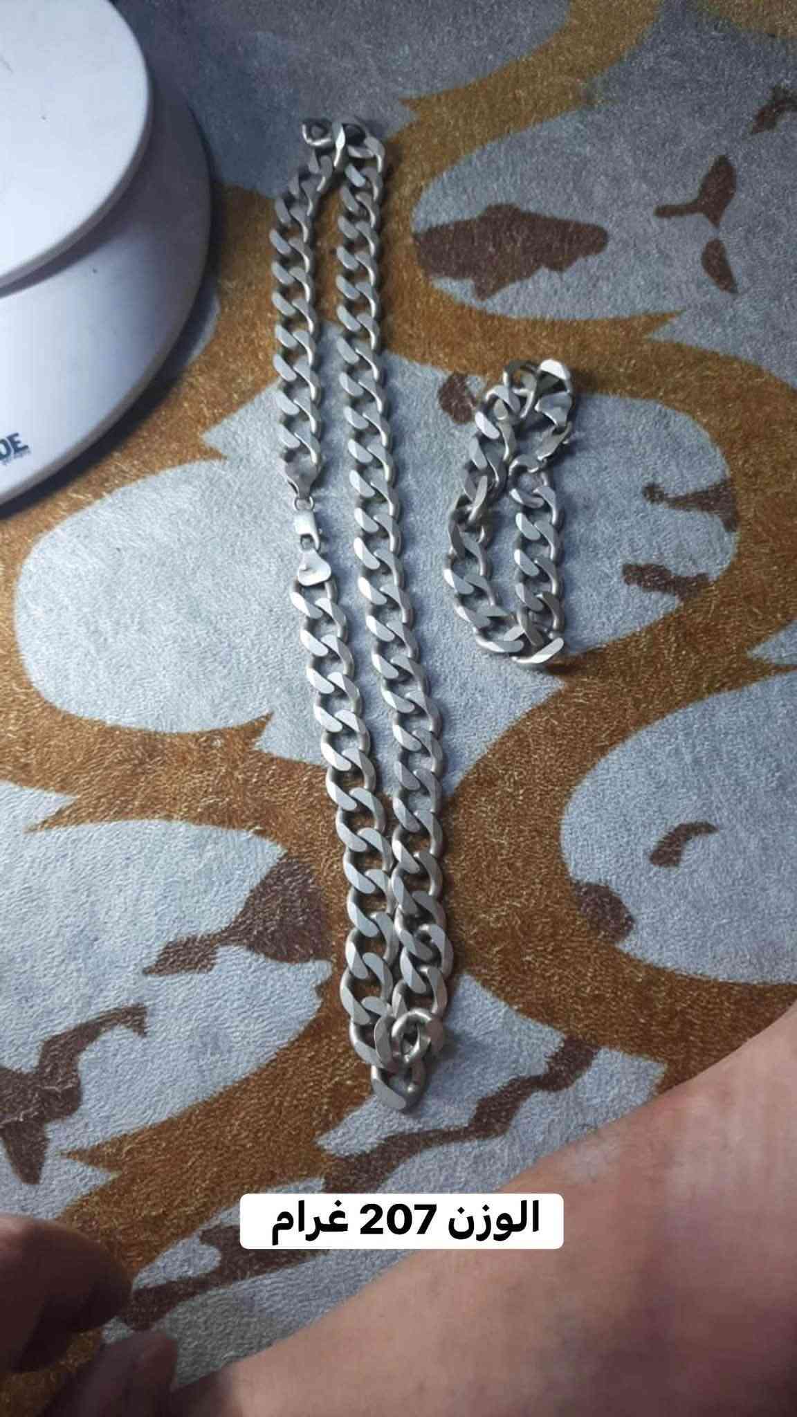 السلام عليكم
مجموعة ( زناجيل + سوارات ) للبيع سعر الغرام 3500

العنوان: بغداد/ مدينة الصدر  

 للاستفسار : ***********

نص مكتوب في الصور:
- الوزن 38 غرام
- الوزن 68 غرام
- الوزن 37 غرام
- الوزن 33 غرام
- الوزن 56 غرام
- الوزن 35 غرام
- الوزن 62 غرام
- الوزن 207 غرام