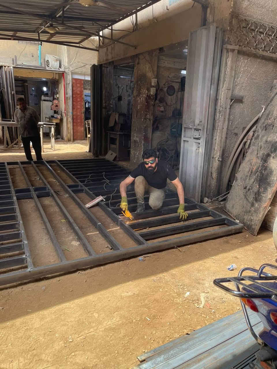 السلام عليكم حداد بيبان و شبابيك و محجرات بسعار ممناسبه و هذه شغلي التصال *********** بغداد السباع
