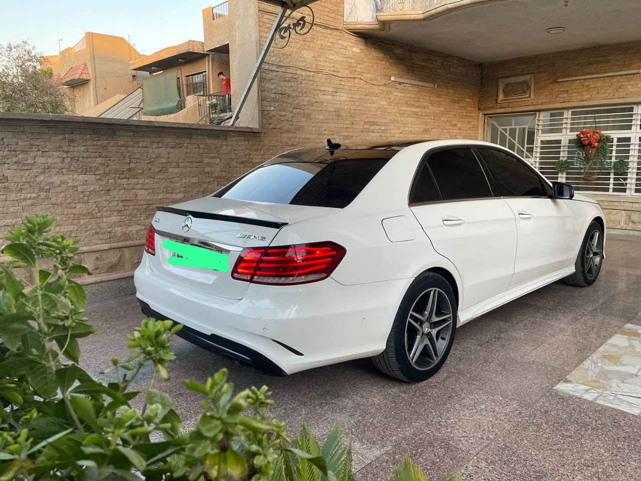 السلام عليكم اخوان
مارسدس ٢٠١٦  E350  
بسعر ١٧٠ وبالعافيه ع ياخذها 
رقم اربيل الانكليزي باسمي 
فول موصفات 
بانورما   بصمه   اربع كامرات 
جلد.  كهرباء كشنات   تدفئه كشنات 
تحكمات ستيرن   رادارات جانبيه   سستم سماعات   لدات امامي   لدات خلفي 
لايت امامي متحرك   ويل كب تبريد ثلج قطعتين امامي خلفي
 برده كهرباء خلفيه   شاشه 
ماشيه ١٢٥ 
حادث جدا بسيط مثل ما موضح بصور الحادث اكفلك لغد شاصي دواخل 
السياره بيها مكينه مال عشره المرغوب بانزين عادي بشرط بدون قطره دوانز 
مكاني بغداد العامريه 
***********
