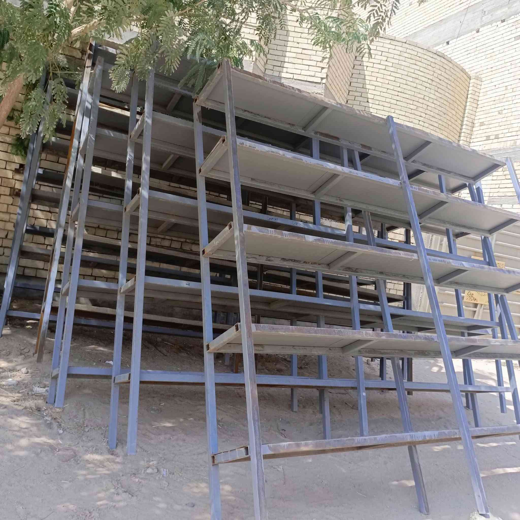 رفوف للبيع حديد ثقيل جدا. بيع مستعجل. الاتصال ع الرقم***********
