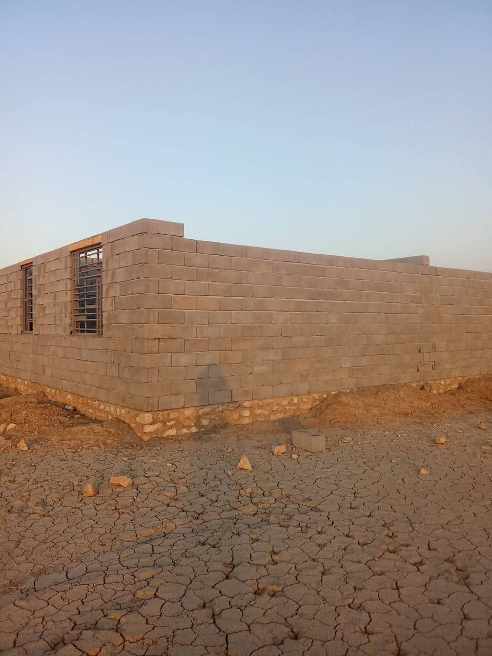 بيت هيكل يحتوي على 4غرف وصاله وبرني مع 2دونم طبو زرعي سند 25 ع طريق الخضر السماوة سعر 30مليون ***********
