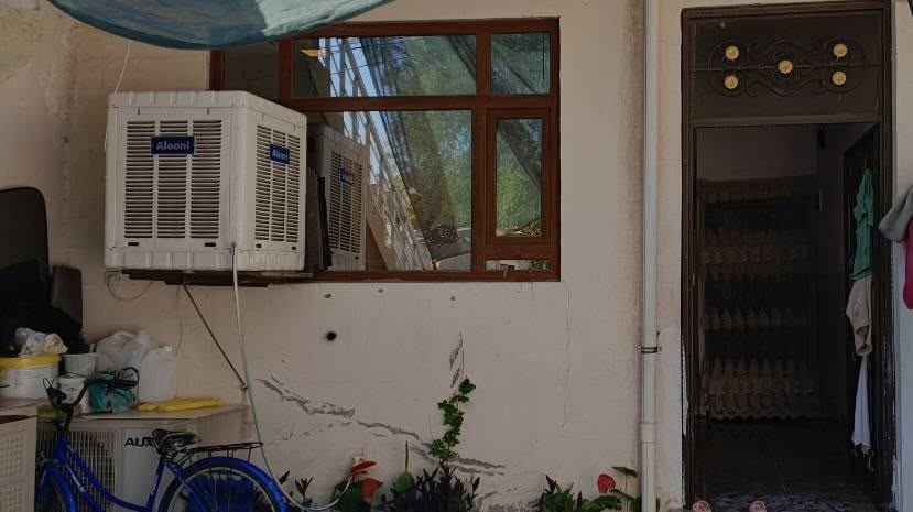 دار للبيع رقم بلديه مساحه 115 متر واجهة 5 بيت يتكون من استقبال وهول مطبخ حار وغرفه نوم وصحيات وكراج سياره جبير درج خارجي موقع مميز ع سايدين خدمي بين سايدين الحسابات وسايدين حي الوحده سعر 63 بي مجال للاستفسار اتصال+واتساب ***********
