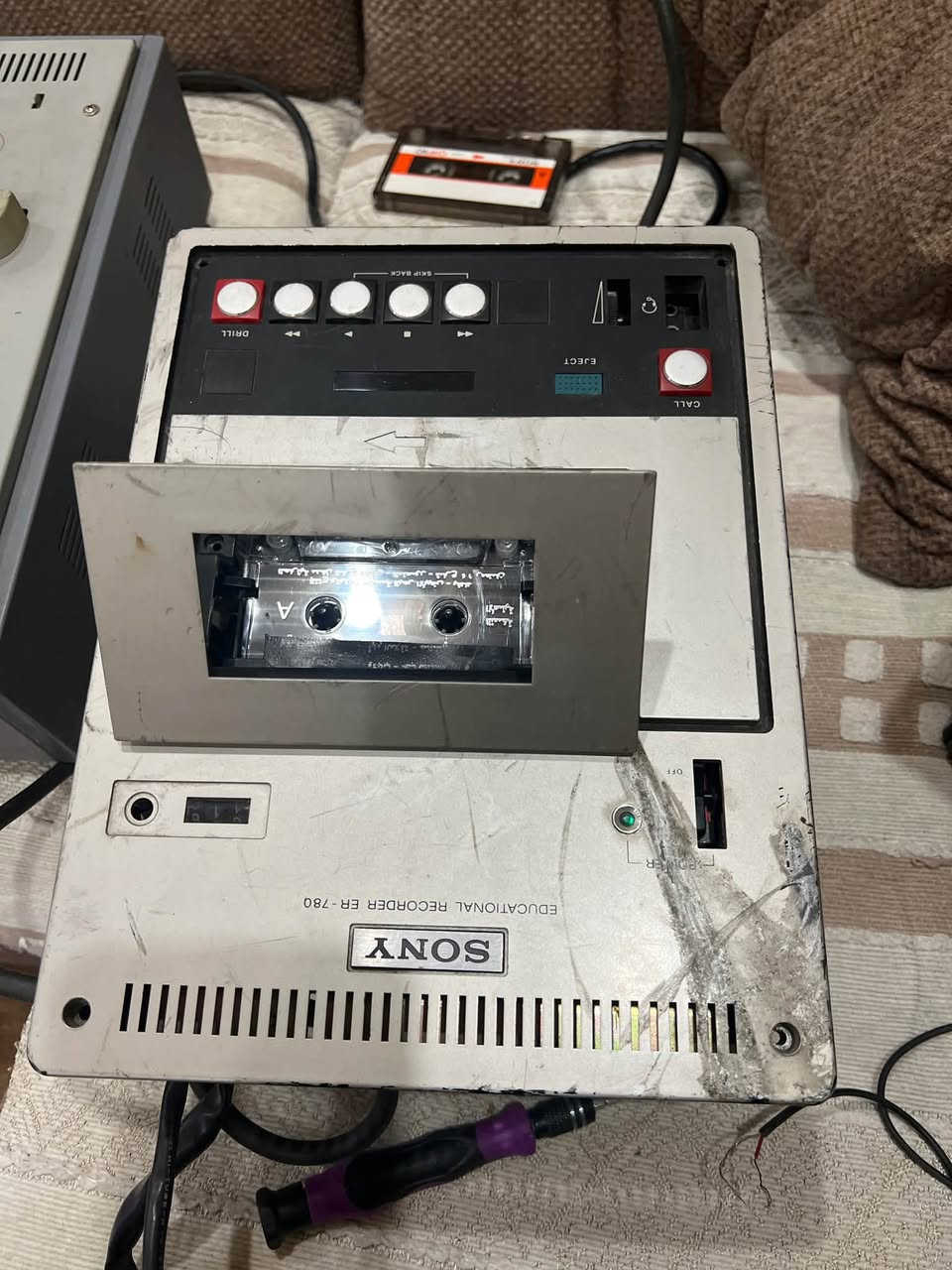 مسجل سوني   مع جهز تسجيل كاسيتات للبيع نيف جدا شغالات *********** المكان بغداد
