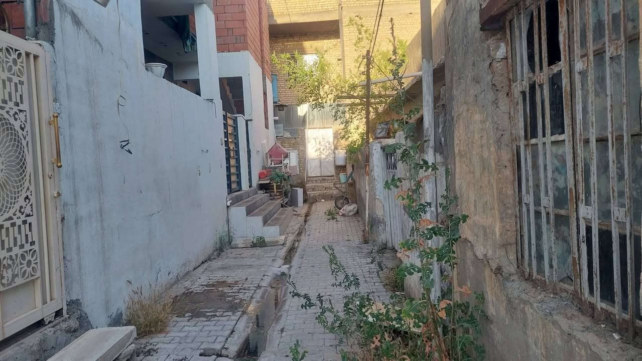بيت للبيع ملك صرف ١٣٥ متر والواجه ١٤ نزال ٩ونص الطابق الأرضي غرفتين ونوم مطبخ صاله استقبال الطابق الثاني درج خارجي مشتملات ٢ هيكل فقط البناء بلوك احمر سيراميك متر في متر الأبواب تركي مع باب قاصه الشبابيك المنيوم سلايت جام سكيورتي البيت كل سقوف مغربيه البيت مطلوب إسكان العنوان بعقوبه  المركز القيصريه للتصال *********** السعر  ١٤٠ مليون
