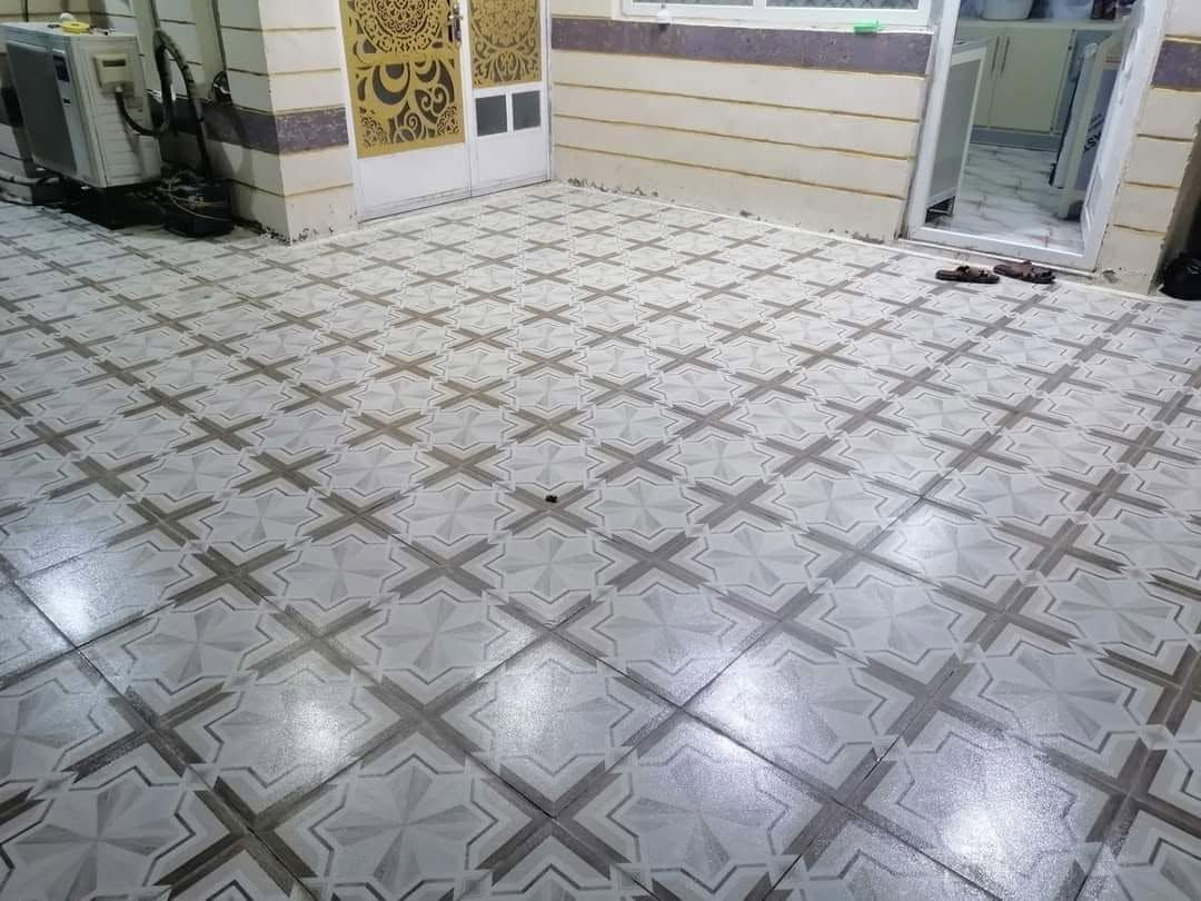 السلام عليكم

الوصف والتفاصيل✍️

دار للبيع🏠طابو صرف✍️📠للاتصال ☎️ على الرقم لطلب ومعرفه السعر  *********** 
المكان أو الموقع 🌏بعقوبة كاطون الرحمه بالقرب من جامع صهيب الرومي خلف محلات ابو رافد 

التفاصيل ..
1- مساحه ٢٤٠متر 
2- يتكون من استقبال صاله+كلدور+غرف عدد 2كبار +مطبخ حار وبارد طابق اول 
3- طابق ثاني يتكون من بيتونه كامله سيراميك +غرف عدد 2مبنيات نقص سقف فقط 
4-حمامات عدد2داخل وخارج الخارج غربي شرقي +حمام 
5البيت كله بورسلين إلى الشارع 

الخدمات🚧
1- كهرباء وطني مولد 
2- ماء+مجاري صرف صحي 
ملاحظه* التبليط 🛤️قيد الانشاء يعني تبليط ما واصل بعد بس مجاري موجوده 
نوع السند وفئته طابو صرف اصلي ✍️✍️
يبعد عن الشارع العام 700متر أو يبعد عن شارع الحولي أقل 200متر 
#بيع #عقارات
