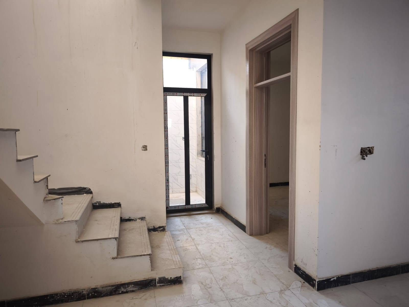 السلام عليكم 
داران بناء حديث درجة أولى طابقين مساحة كل دار ١١٨ متر يحتوي على 
الطابق الاول 
مطبخ+ إستقبال+ حولي+ صحيات+ غرفة نوم+ منور عدد ٢
الطابق الثاني 
غرفة نوم+ صحيات+ سطح كبير 
موقع مميز يبعد عن السوق والمرقد خمس دقائق 
العنوان بغداد المدائن بداية بستان الجمعيه 
للاستفسار الاتصال على الرقم ***********
غير متواجد على الفيس
