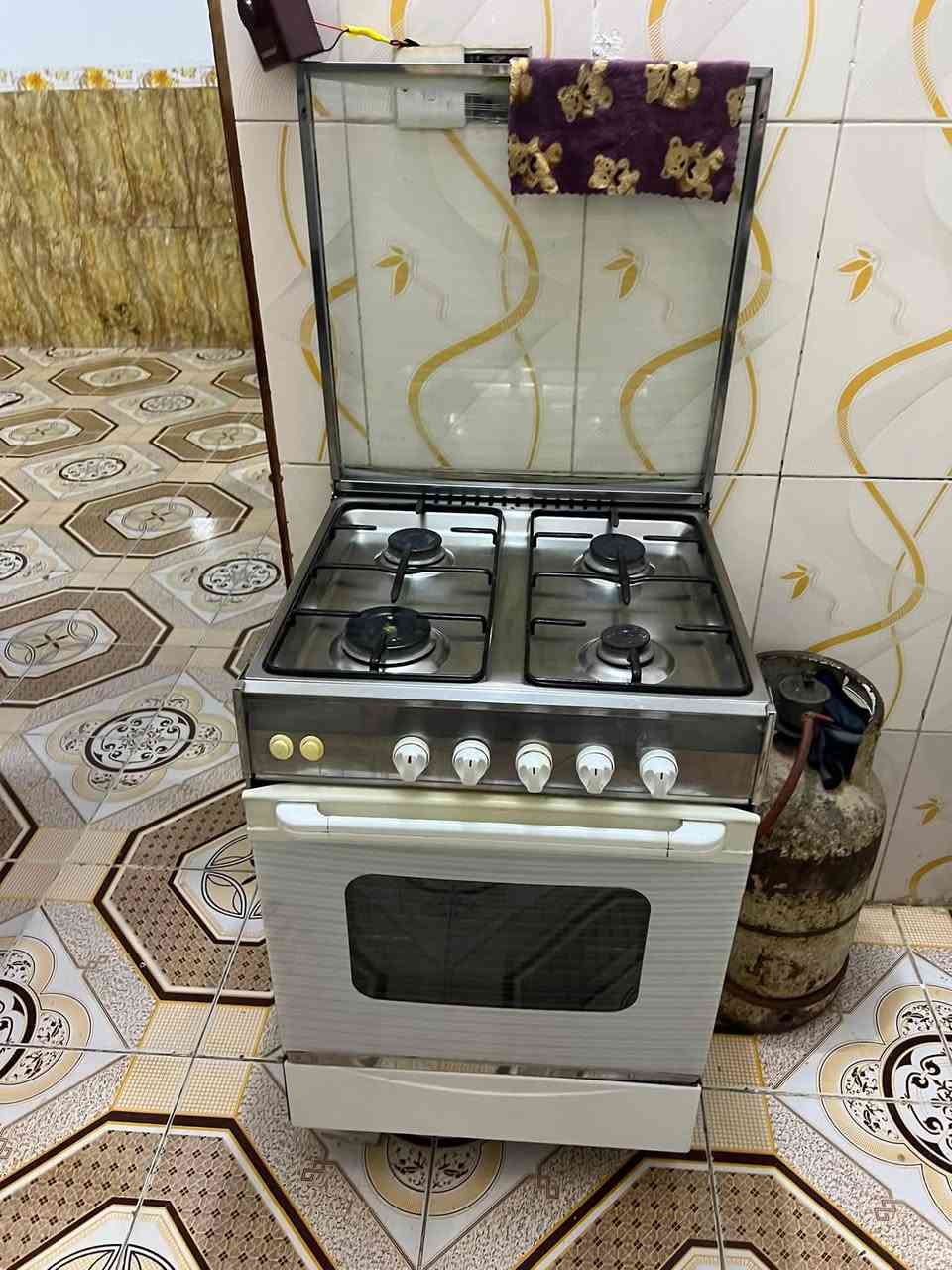 السلام عليكم غراض بيت مستعمله 
غساله شغاله ع فحص 80 وبيهه مجال بسيط 
طباخ جديد فرن فوك وجوه شغال بس بي عين وحده وسخه يرادله تنضيف 110 وبي مجال 
مبرده فول نضافه 65 وبيهه مجال 
المجمده شوفت عينك نقص بس لاستيكه باب 135 وبيهه مجال  
تواصل خاص او ***********
