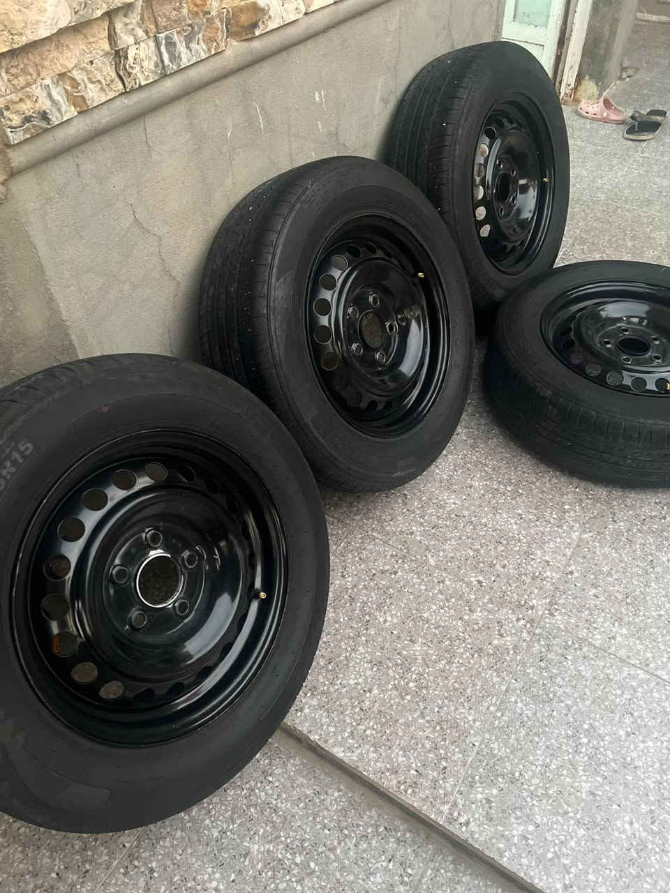 سلام عليكم شباب تايرات مال سيراتو النترا فورتي حجم 15 ويل مال حاويه باله 15 تحم سعر 325بيه مجال 
***********
