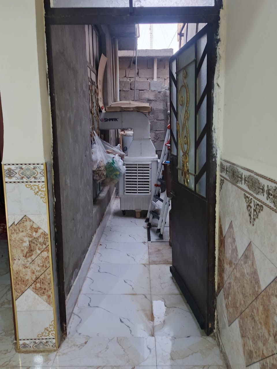 دار للبيع مساحه ١٠٠ متر طابو زراعي ٢٥ عنوان المفرك قرية الحاج ناصر قرب ملعب مجيد البيت يتكون استقبال مطبخ حمام داخل البيت صاله غرفت نوم منور + غرفت طابق ثاني بدون صقف بيت كامل كله سيراميك الواجها ٥ نزال ٢٠ تصال على رقم *********** سعر ٦٠ بي مجال بيت نضيف مرتب
