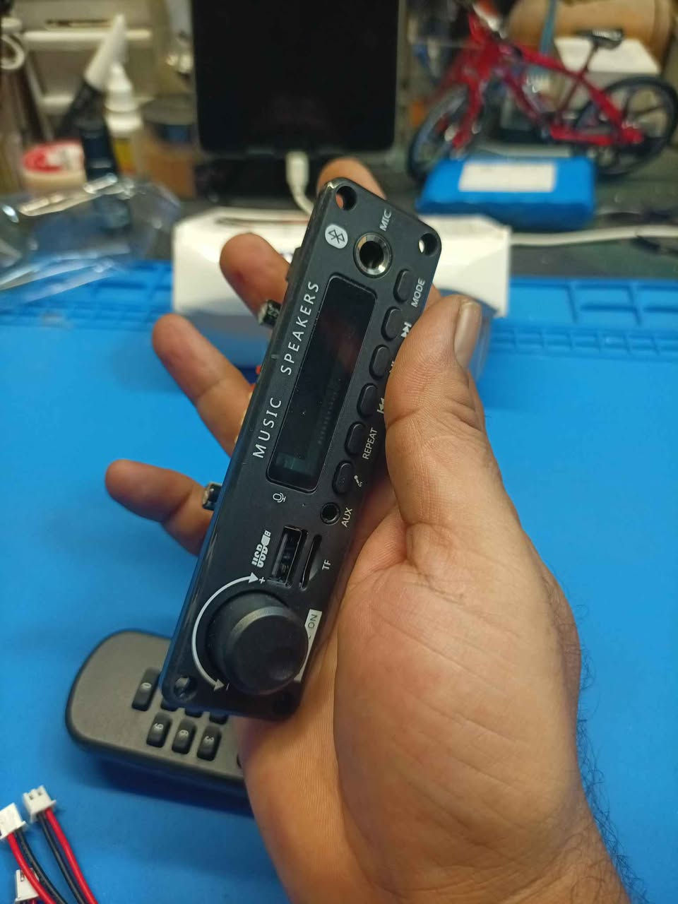 JX-Y19 MP3 Decoder Board وحدة إلكترونية لفك تشفير وتضخيم الصوت تعمل بجهد 5 إلى 12 فولت، وتُستخدم لتحديث وتعديل أنظمة الصوت المنزلية أو مكبرات الصوت العادية.تشتمل على خيارات توصيل متعددة تشمل البلوتوث، ومنفذ USB، ومدخل بطاقة ذاكرة، وراديو FM.تدعم مدخل ميكروفون ومزايا تسجيل الصوت والاتصالات الصوتية بحسب الإصدار الداعم.تحتاج عادةً إلى مصدر طاقة DC 12V وتوفر مخارج لتشغيل السماعات المباشرة أو ربطها بصب ووفر خارجي. بغداد, العراق
