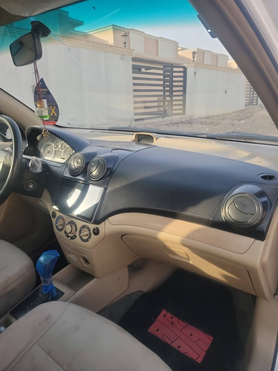 افيو ١١ اوتو مفتوح سيارة جاهزة بيها صبغات ابيع حزام مابيها دواخل
سعر ٥٣
***********

نص مكتوب في الصور:
- الإثنين
- الابنين