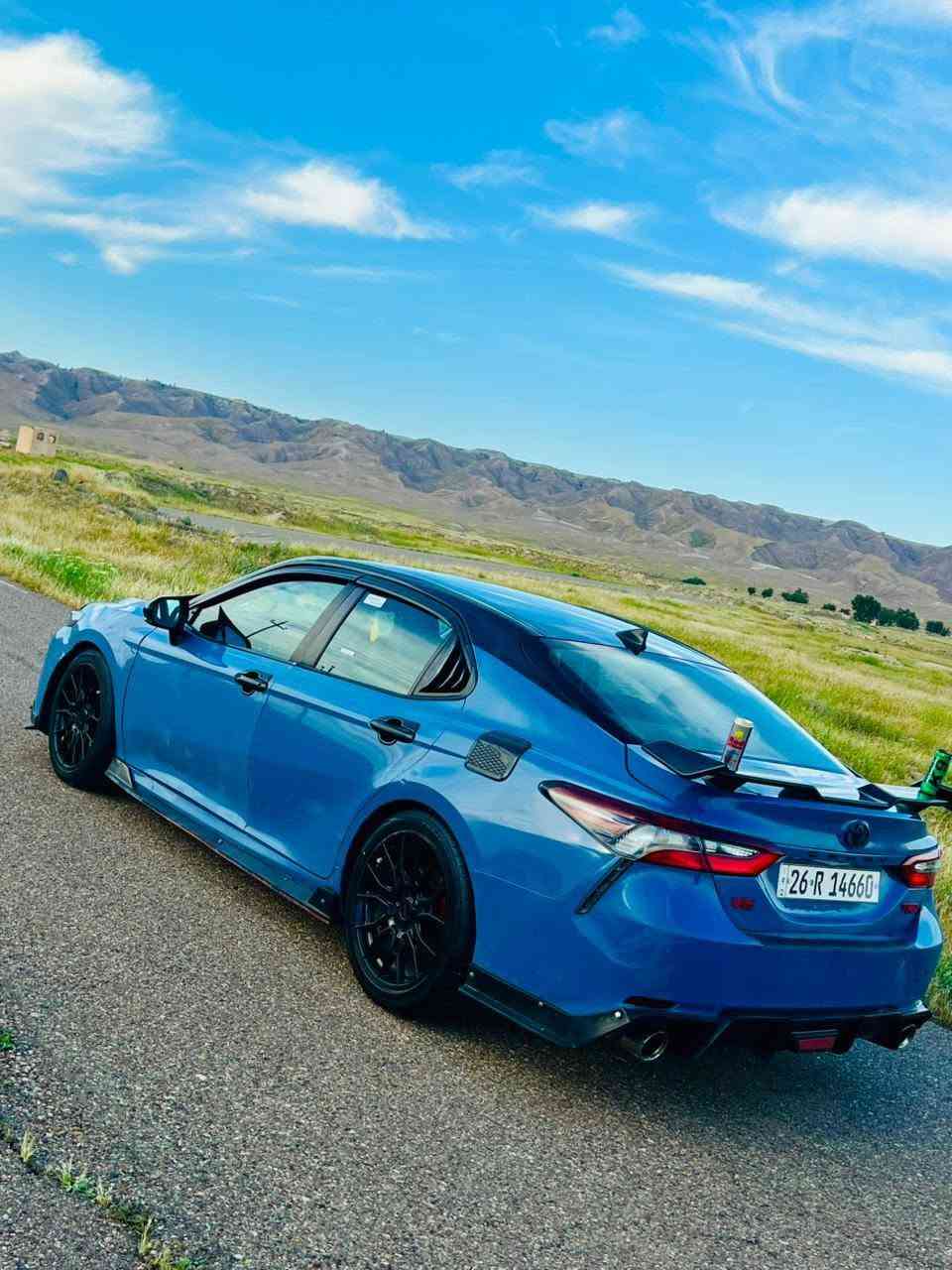6 سلندر تي ار دي
كشنات جلد (TRD) سبورت 

المواصفات السياره 

حساس خلفي ونقط عمياء.

تنبيه الخروج عن المسار .

تحذير تصادم.

وضعيات قيادة.

شفتات ستيرن.

وشاشه وكامره.

دخول ذكي وبصمه.

كشنات مختمةtrd.

ويل 19 مختم ايضا(TRD).

مكينه 3500  v6.

كزوز رياضي من تيوتا مختمtrd.

رقم سيارة (صلاح الدين) 

رقم الهاتف ***********
ملاحضه مراوس هم يرهم ب مديل ١٨ وفوك 
ب كامري بس
