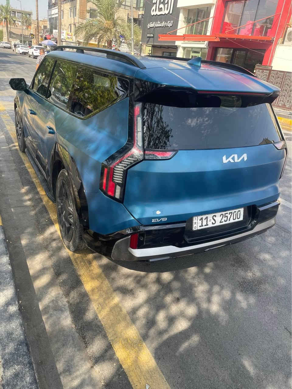 كيا KIA ev 9 GT lain 2024 كهربائية بالكامل
ماشية 60 الف كم 
7 راكب سياحي كشن منفصل 
فول الفول اعلى مواصفات 
فتحة سقف + فتحة انارة سقفيه 
كشنات جلد كهربائية تدفئة وتبريد وللسايق تدليك 
فول كاميرات 
فول حساسات 
فول رادارات 
بطارية كبيرة 
تمشي بالشحنة من 550 الى 600 كم 
شاحنة ما وياها لازم تشتري 
صور حدث مرفقة 
تبديل بنيد وجنطة وصبغتهن 
جاملغ خلفي مصبوغ 
ايرباك دركة فقط 

مرقم بغداد شهداء 
*********** هذا رقمي 
مكاني بغداد الحرية بغداد, العراق
