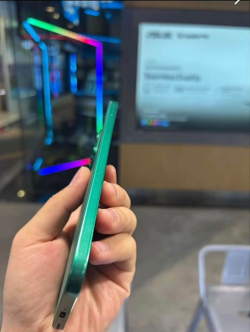 HONOR X8b نسخة 512GB:
* 💾 التخزين: 512GB
* 🧠 الرام: 8GB، وتصل إلى ما يعادل 16GB مع RAM Turbo. 
* 📱 الشاشة: AMOLED قياس 6.7 إنش، دقة 2412×1080. 
* ⚙️ المعالج: Snapdragon 680. 
* 📸 الكاميرات: خلفية 108MP + 5MP + 2MP، وأمامية 50MP. 
* 🔋 البطارية: 4500mAh مع شحن HONOR SuperCharge بقدرة 35W. 
* ⚖️ الوزن: حوالي 166 غرام.
* 🤖 النظام: MagicOS 7.2 المبني على Android 13.

#سعر ٢٤٥وبي مجال ويرهم مراوس

***********

نص مكتوب في الصور:
- No service 13:38 100% About phone MagicOS Device name HONOR X8b Processor Qualcomm Snapdragon 680 RAM 8 GB +8 GB HONOR RAM Turbo Battery 4500 mAh Resolution 2412 x 1080 Internal storage 493.05 GB free 512 GB total Model LLY-LX2 Build number 8.0.0.297(C636E238R2P2) GPU Turbo MagicOS version 8.0