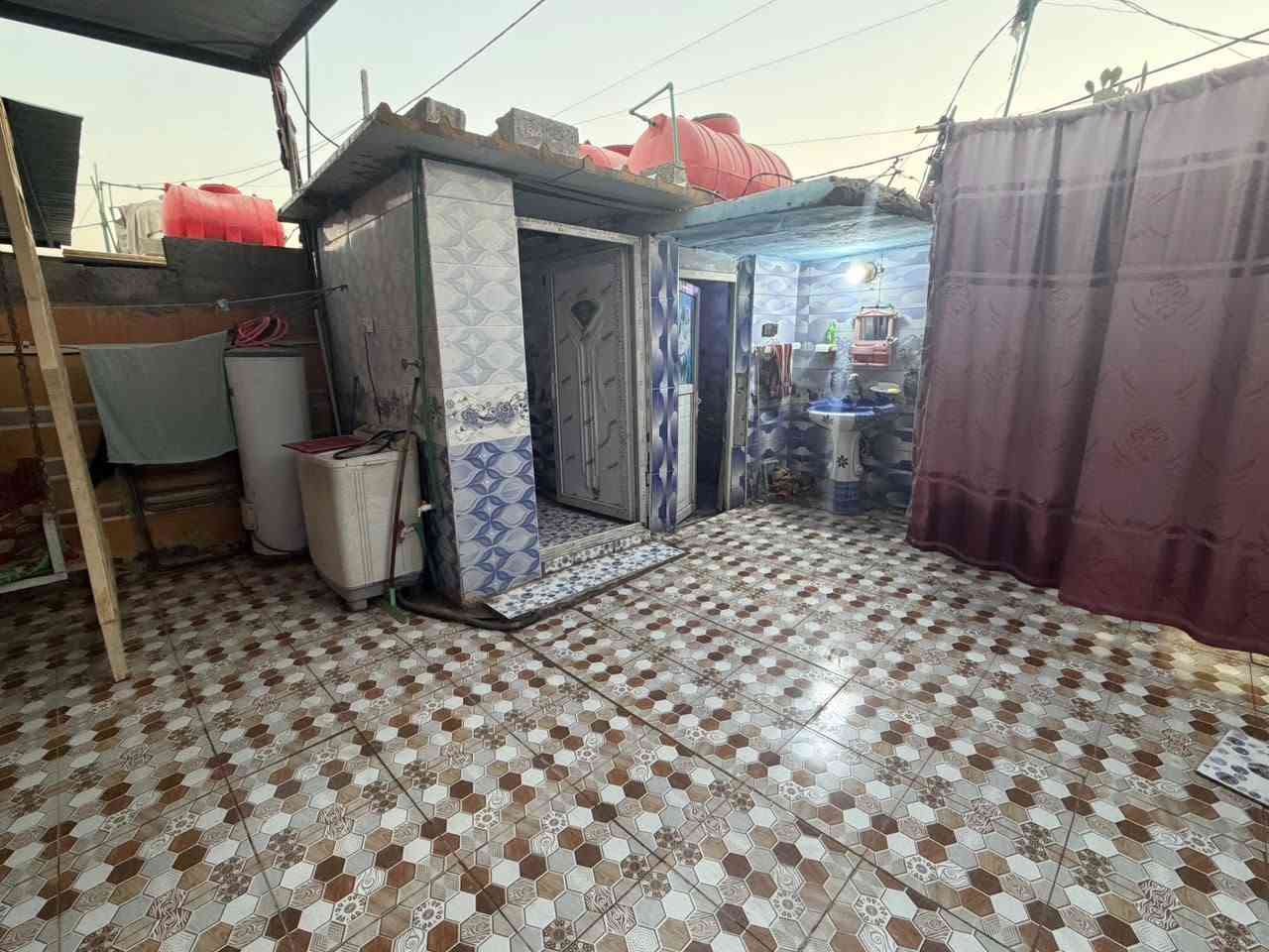 السلام عليكم بيت للبيع بحي سكينه مساحت البيت 200متر 
يحتوي علئ غرفه 5×4
وغرفه 5×3ونص البيت مجهز من كلشي وهول 5×3ونص
والمضيف 6×3ونص
والمطبخ 4×3ونص 
ويحتوي علئ طارمه 10متر 
الستفسار علئ رقم ***********
