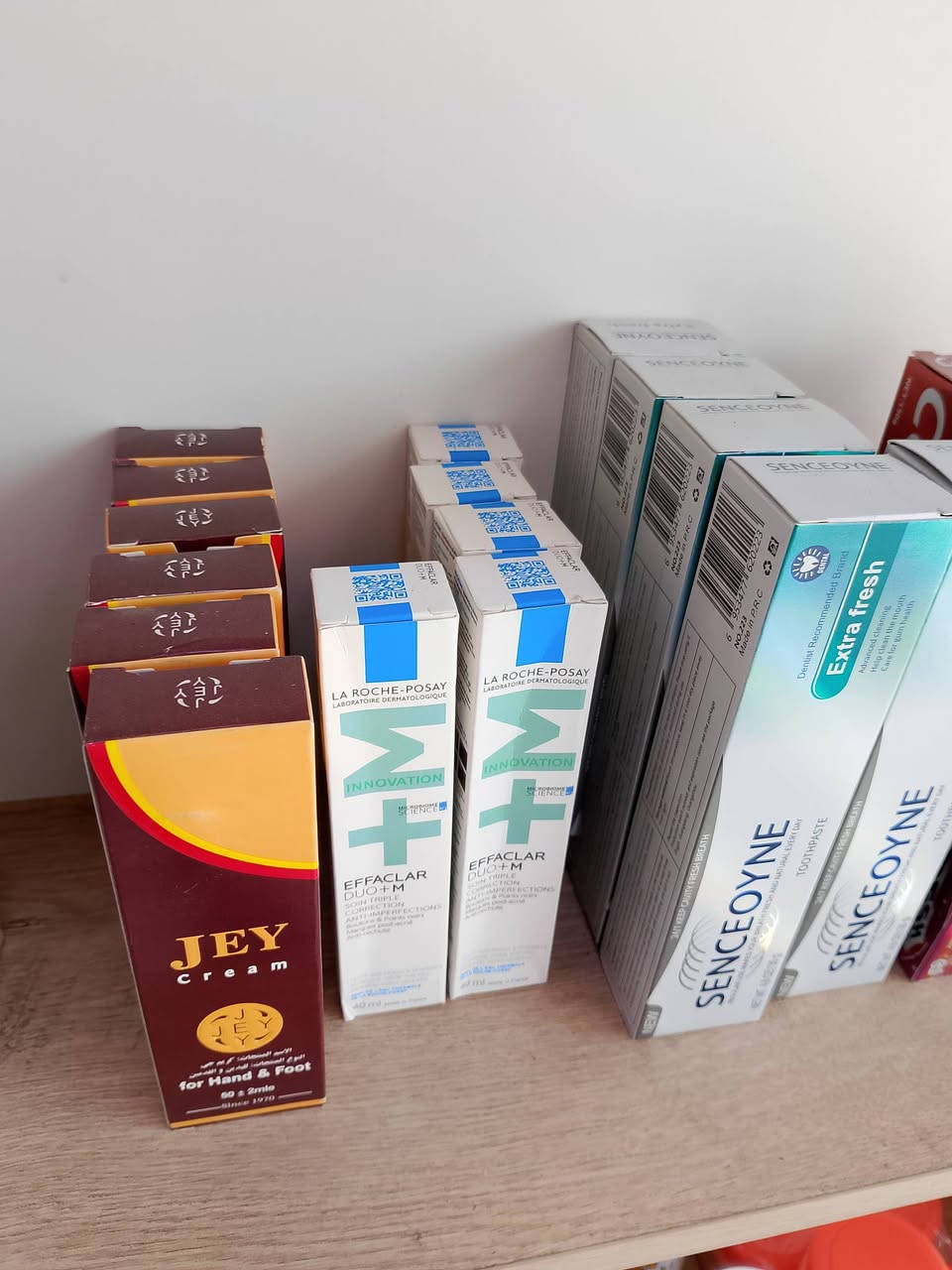رفوف وفاترينات ومواد تجميل للبيع شلع او حسب الحاجة بسعر مناسب جدا  .. المراسلة واتساب ***********
