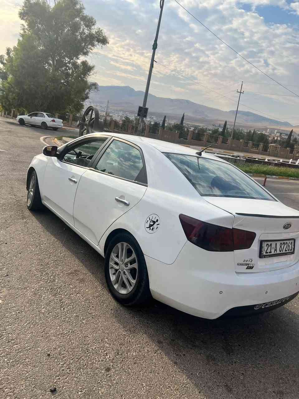 سیراتو مۆدیل ٢٠١١
یەک دەرگای بۆیاغە بەبێ داخیل دەرگای سەکنیش کەمێک کارتی هەیە وێنەکەیم داناوە ، رقەم سلێمانیە سەنەوی نوێیە تا ٢٠٣١ بەناوی خۆکە مەکینەی نەکرایتەوە گێڕ و مەکینە بەشەرت وەکالە و بەناو کردن بەشەرت سعری ٨٩ مەجالێکی کەم.***********
