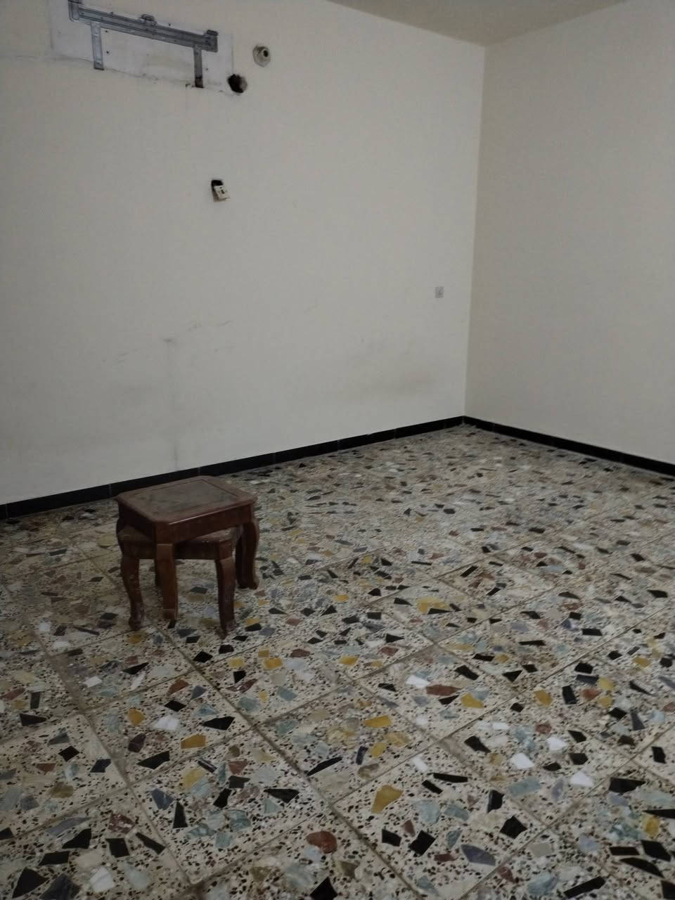 السلام عليكم بيت ١٠٠ متر  للبيع في حي الجهاد الامانه قريب من الشارع تفاصيل البيت طابق واحد غرفه نوم وصاله ومطبخ حار بارد وصحيات ومنور وكراج  بناء البيت ٢٠١٩ البيت نظيف مطبخ سيراميك وارضيه مرمر بناء مسلح عل ايدي  الشراي يدخل خاص او يتصل ***********
