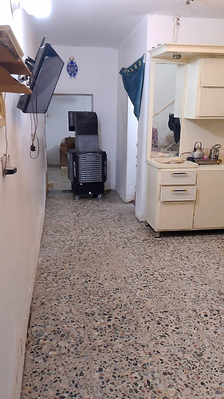 بيت للبيع لمساحه 100واجهه خمسه نزال عشرين طابو صرف لمكان لعبيدي شارع يوسف شريط السده ستقبال  وصاله وغرفه وحمام ومطبخ جوه فوك غرفه وحمام الاستفسار ***********
