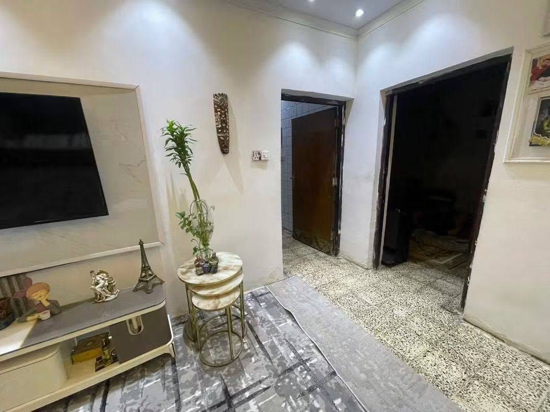 للبيع فقط بيت مساحه ١٦٥ متر وجه ١١ متر ونزال ١٥متر مربع بناء مسلح طابقين طابو صرف بسم واحد فقط يتكون من كراج مدخلين صاله ومطبخ وخدمات وحولي وغرفة نوم وترك وطابق ثاني غرفتين نوم وخدمات وغرفة ثالثه ساندويش نضيف وحلو مكانه شرطه الخامسة شارع مجموعة المصطفى قرب مولده عباس رشيد عرض الشارع ١٠ متر سعر البيت ١٩٠ بي مجال انشالله للاستفسار اتصل مكتب دارك للعقار واتساب ***********  ***********
