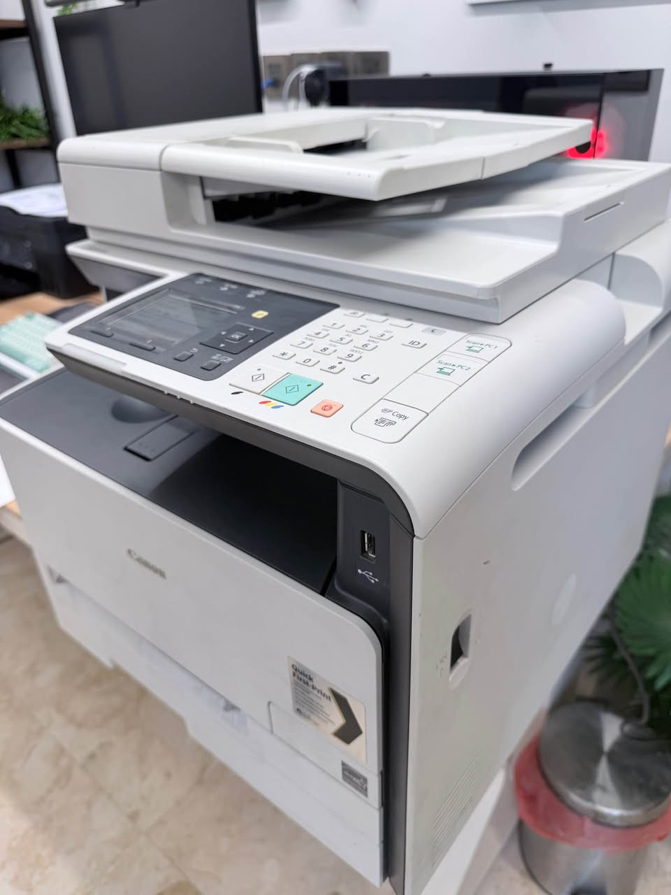 طابعة ليزر ملونة كانون (Canon i-SENSYS MF8230Cn) مستعملة للبيع
للبيع طابعة ليزر ملونة متكاملة (4 في 1) من شركة Canon، مناسبة جداً للمكاتب، الشركات، أو الاستخدام المكتبي المنزلي.
أبرز المواصفات والخصائص:
 الظائف: طباعة، استنساخ (Copy)، مسح ضوئي (Scan)، وسحب شبكي فيدر 
 تقنية الطباعة: ليزر ملون وعادي
 الاتصال: تحتوي على منفذ شبكة (LAN Cable) للربط المباشر مع أجهزة الكمبيوتر بالشبكة الداخلية، بالإضافة لـ USB.
 التغذية التلقائية (ADF): تحتوي على ماسح أعلى الطابعة لسحب الأوراق والاستنساخ السريع.
 
ملاحظة: الأحبار ملونة وموجودة داخل الطابعة، وتحتاج فقط تبديل أو إعادة تعبئة للحبر الأسود قريباً لتنطيك أفضل أداء.
وسويتله تيست بصوره وبيه التاريخ واليوم وبس يحتاجله تبديل خراطيم وبس حته تطلع الجوده ادق وافضل
للاستفسار ***********
مكاني بغداد بغداد, العراق
