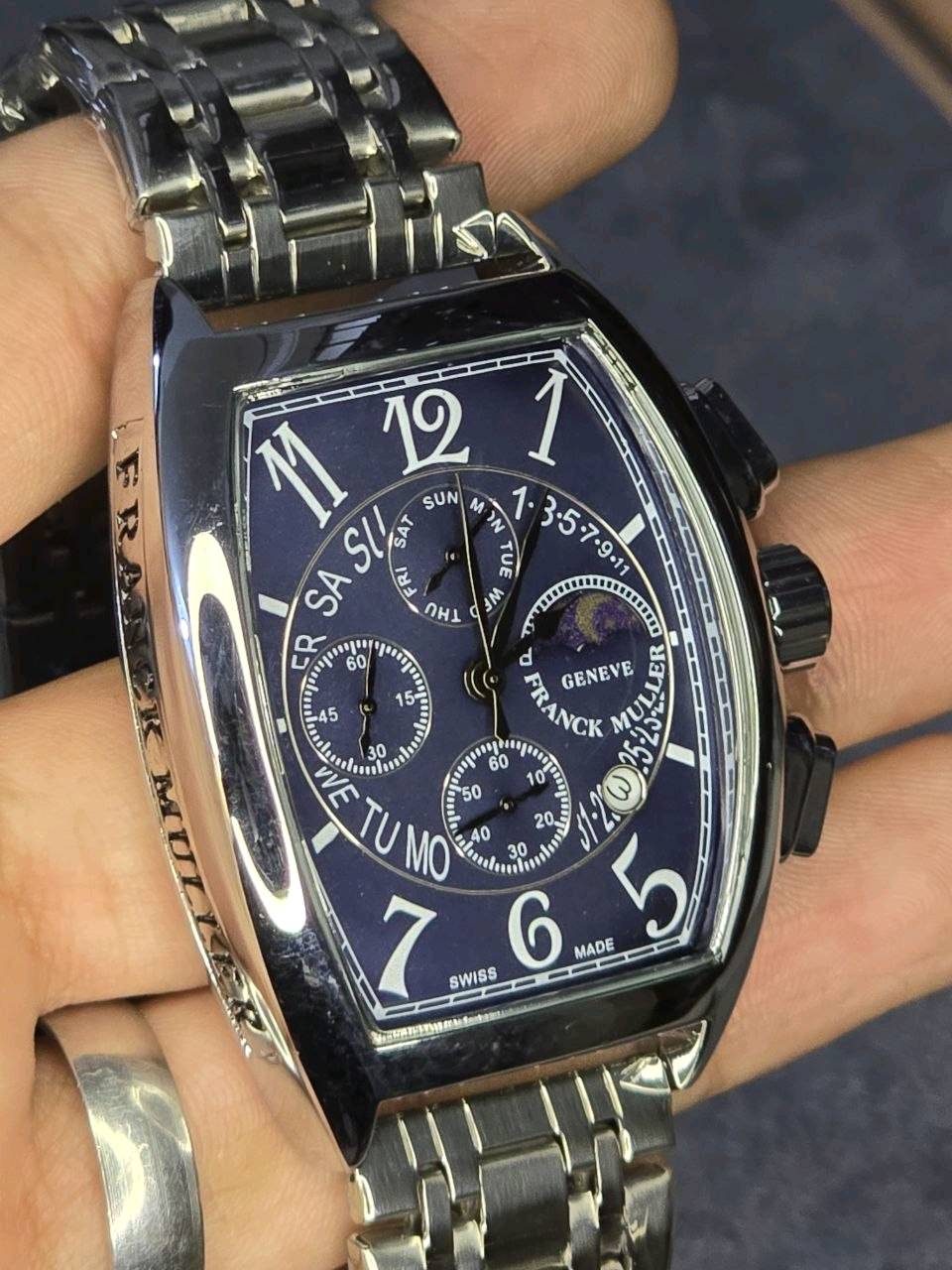 أعرض ساعة Franck Muller أصلية/ستايل فاخر، لونها أزرق مع سوار ستيل، شكلها مرتب وفخم وتناسب الاستخدام اليومي والمناسبات. الساعة مبينة بحالة زينة من الصور، والمينا واضح ويا تفاصيل مميزة، والكلبسات والسوار نظيفين. إذا مهتمين أكدر أرسل صور إضافية أو فيديو للتوضيح.