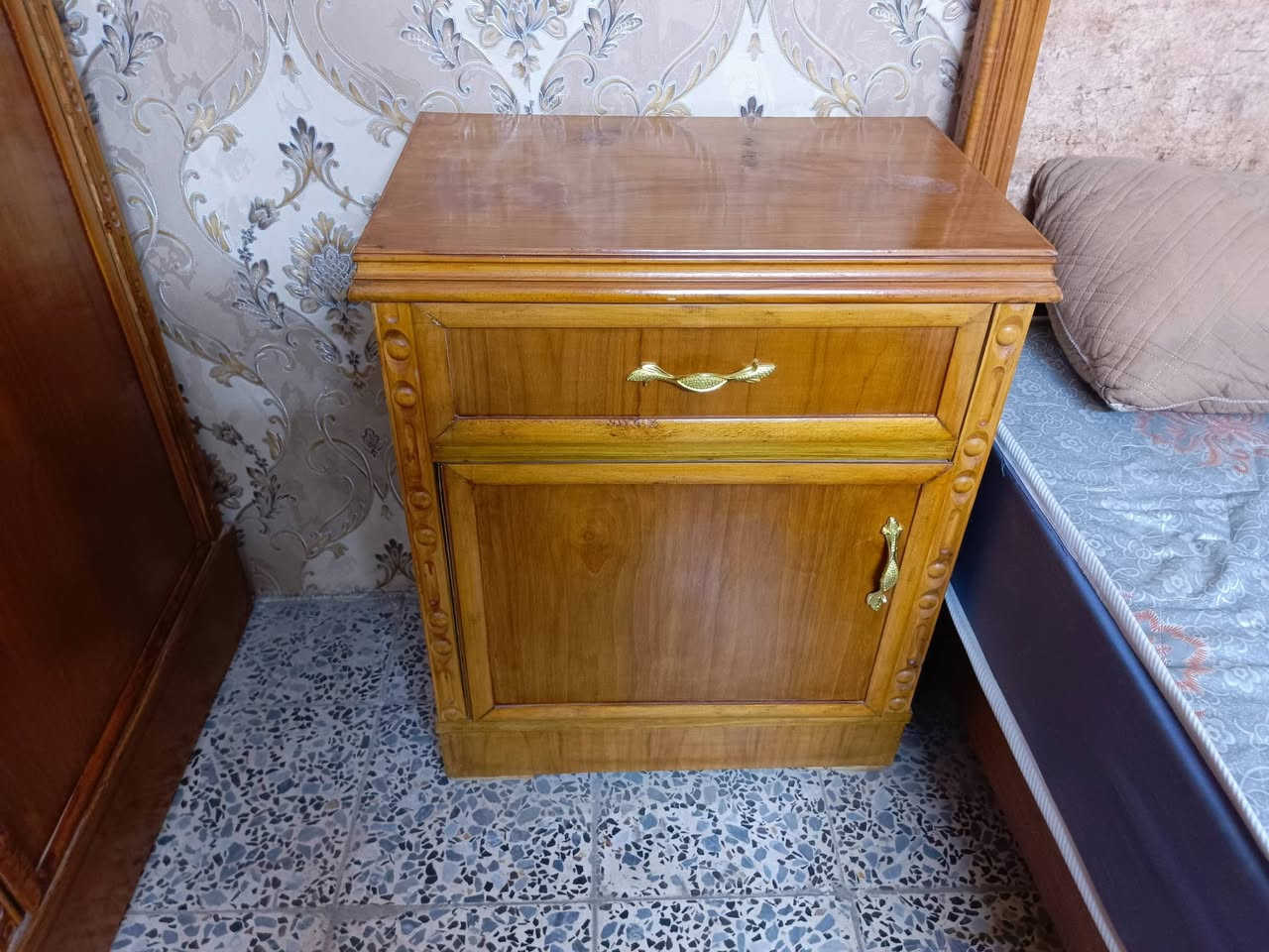 السلام عليكم غرفة نوم للبيع نظيفه عراقية السعر 650 وبيها مجال للاستفسار ***********
