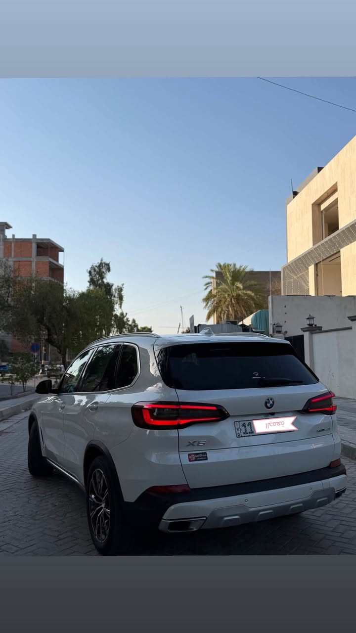 السلام عليكمBmw  X5 XDrive
للبيع 
موديل 2022
الممشى 70 الف 
المواصفات 
داخل ابيض بلادي 
شاشه كبيره 
داتشو 
رادارات فول
بنوراما روز الوان 
بردات خلفيه 
كشنات كهرباء تدفئه + خزن ميموري
كير كرستال 
لايتات ليزري 
صندوق كهرباء 
الحادث بنيد فقطط بدون اي دواخل وبدون اي ايرباك 
ملاحظة سيرفس كامل بدون اي مسج 
مكان بغداد الكاظميه 
للاستفسار الاتصال ***********

