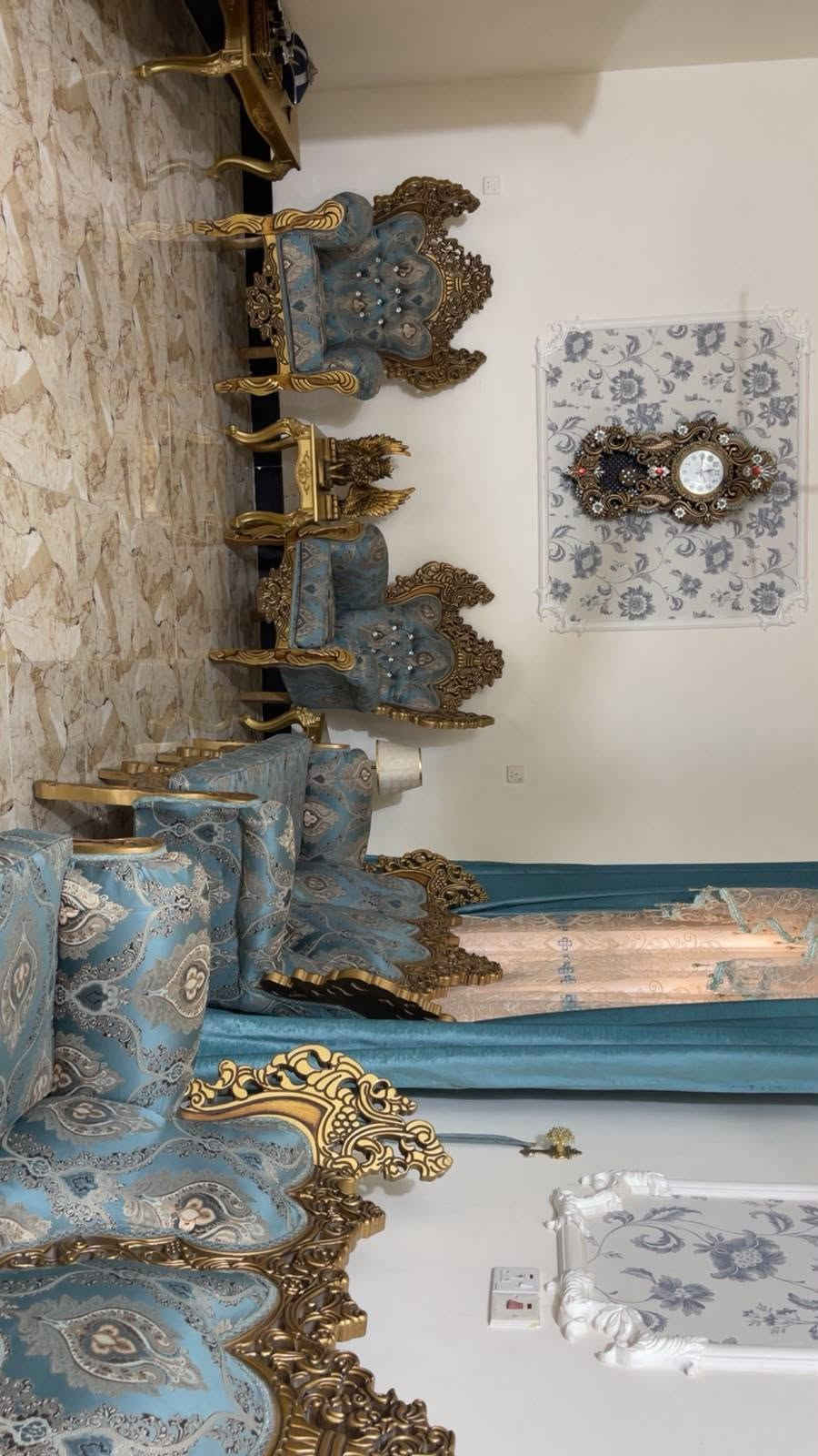 غراض للبيع ديوانيه كامله مليون ونص والبوفيه فراش ٢٠٠ وثريه ١٥٠

